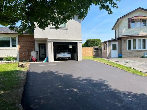 Villa Quite Oshawa 3 Bedroom House With Pool