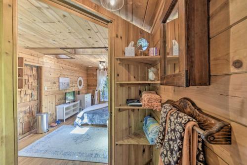 Apartamento Enchanting Studio With Garden About 1 Mi To Beach!