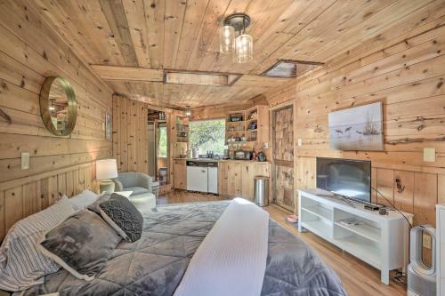 Apartamento Enchanting Studio With Garden About 1 Mi To Beach!