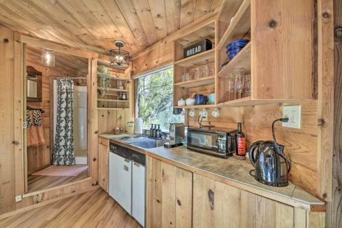 Apartamento Enchanting Studio With Garden About 1 Mi To Beach!