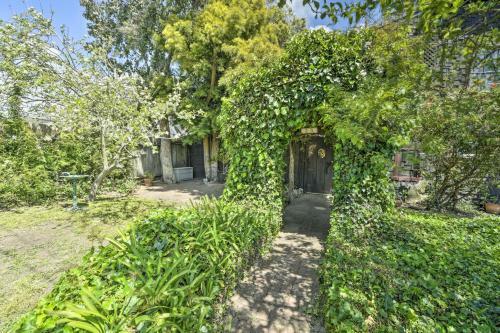 Apartamento Enchanting Studio With Garden About 1 Mi To Beach!