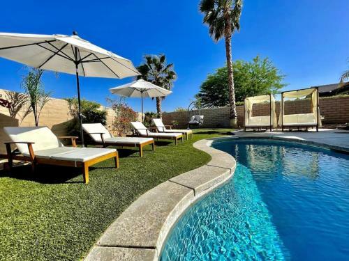 Palm Trees Villa In The Desert