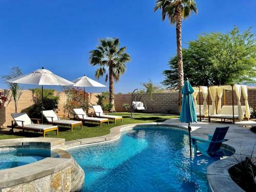 Palm Trees Villa In The Desert