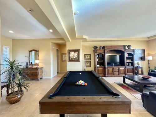 Palm Trees Villa In The Desert