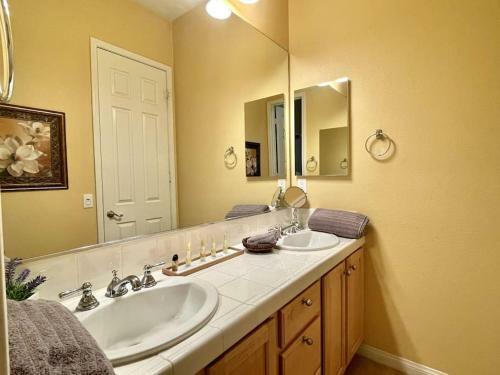 Palm Trees Villa In The Desert