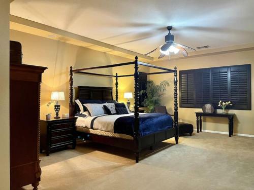 Palm Trees Villa In The Desert