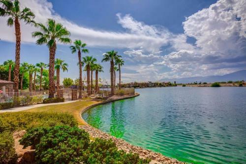 Palm Trees Villa In The Desert
