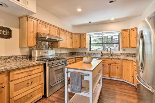 Spacious Lake Arrowhead Cabin With Jacuzzi Spa!