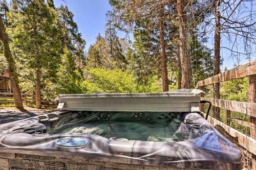 Spacious Lake Arrowhead Cabin With Jacuzzi Spa!
