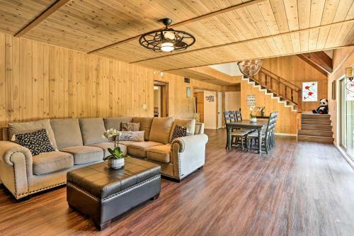 Spacious Lake Arrowhead Cabin With Jacuzzi Spa!