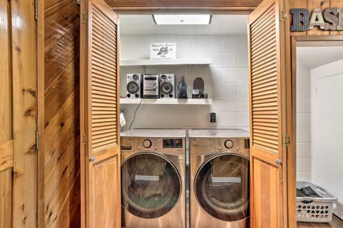 Spacious Lake Arrowhead Cabin With Jacuzzi Spa!