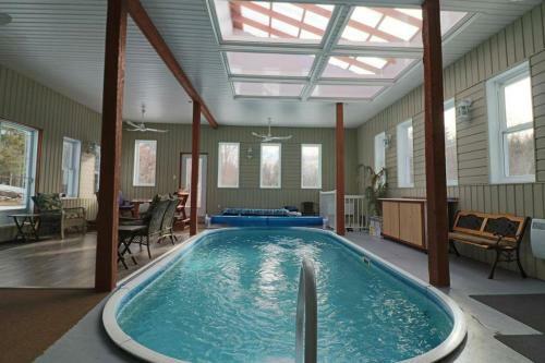 Le Barth�lemy. Piscine Int�rieure.