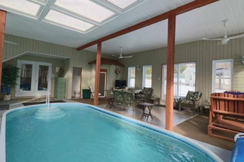 Le Barth�lemy. Piscine Int�rieure.