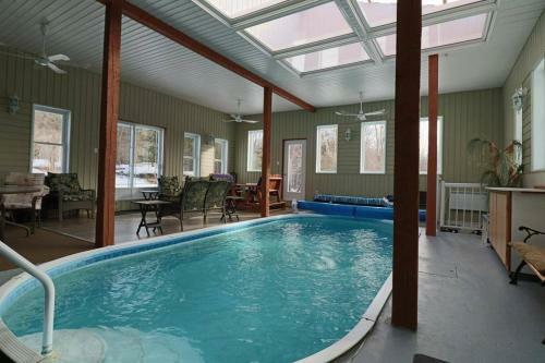 Le Barth�lemy. Piscine Int�rieure.