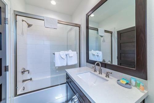#519 Luxurious New Build, With Mountain Views