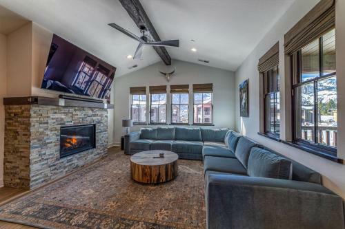#495- Stunning Creekhouse