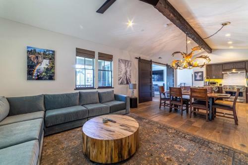 #495- Stunning Creekhouse