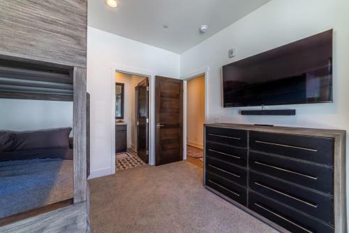 #495- Stunning Creekhouse
