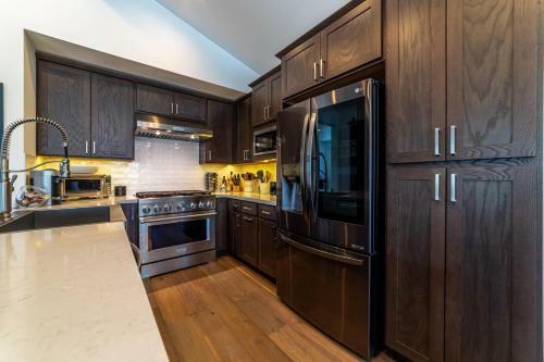 #495- Stunning Creekhouse