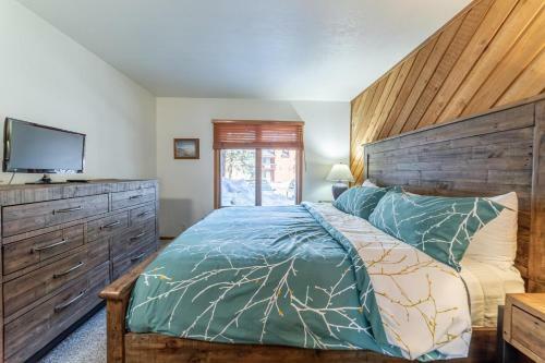 #492- Peaceful Snowcreek Retreat