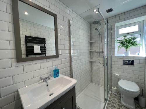 Dragonfly - Hot Tub Luxury Two Bedroom Cottage