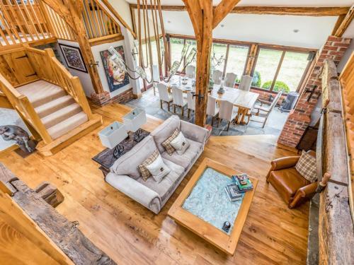 Pass The Keys Large Converted Barn With Pool, Gym And Gardens