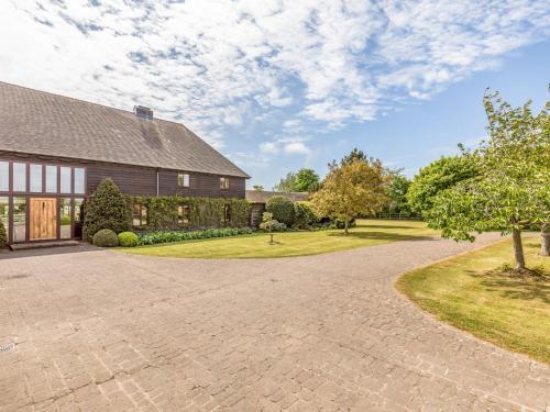 Pass The Keys Large Converted Barn With Pool, Gym And Gardens