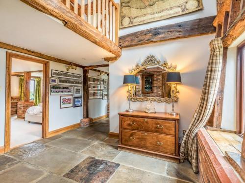 Pass The Keys Large Converted Barn With Pool, Gym And Gardens