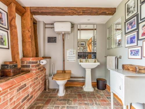 Pass The Keys Large Converted Barn With Pool, Gym And Gardens