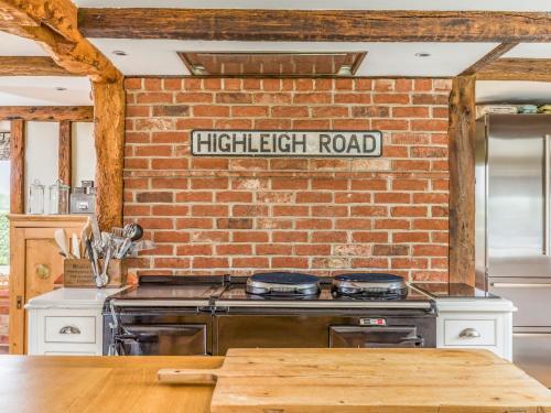 Pass The Keys Large Converted Barn With Pool, Gym And Gardens