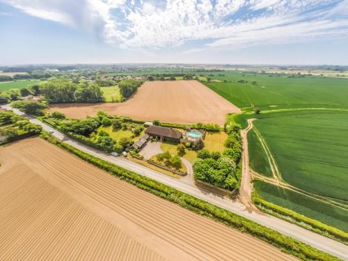 Pass The Keys Large Converted Barn With Pool, Gym And Gardens