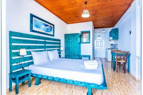 Hostal The Life Suites