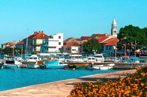 Happy Apartments, Biograd
