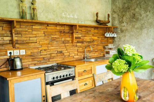 Villa Romantic Balinese Gem, Walk To Beach