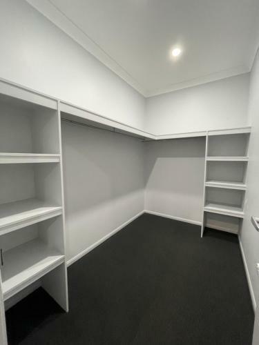 Hostal Brand New 4 Bedroom House