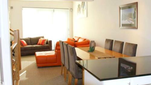 Luxury Woodridge 2-bedroom Apartment