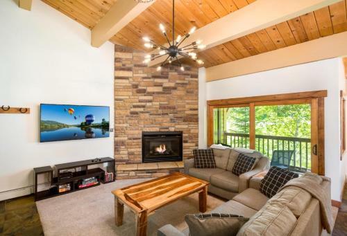 #1006 - Spacious Mountain Condo, Spa & Walk To Gondola