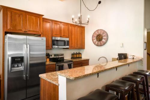 #1006 - Spacious Mountain Condo, Spa & Walk To Gondola