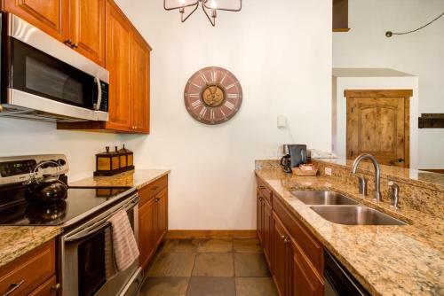 #1006 - Spacious Mountain Condo, Spa & Walk To Gondola