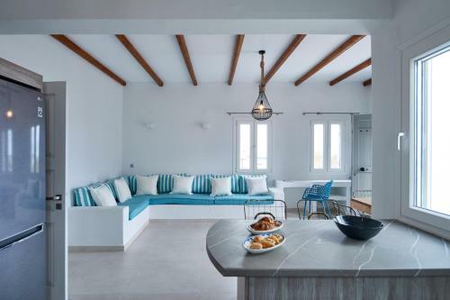 Seafront Apartment With 2 Bedrooms In Naousa