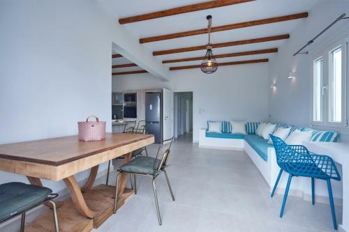 Seafront Apartment With 2 Bedrooms In Naousa
