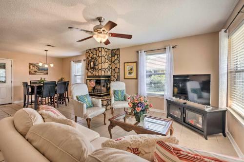Sunny Gulf Breeze Home With Fire Pit And Grill!