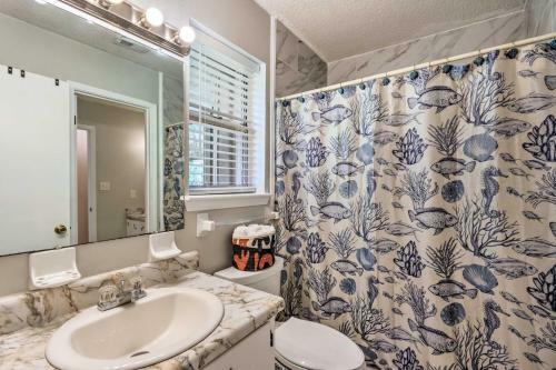 Sunny Gulf Breeze Home With Fire Pit And Grill!