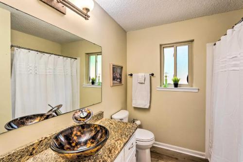 Gorgeous Home Sunroom About 3 Mi To Beach Hike!