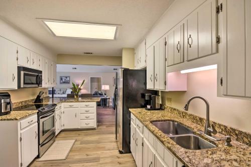 Gorgeous Home Sunroom About 3 Mi To Beach Hike!