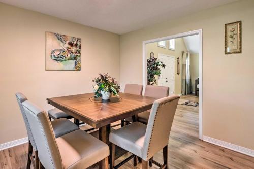 Gorgeous Home Sunroom About 3 Mi To Beach Hike!