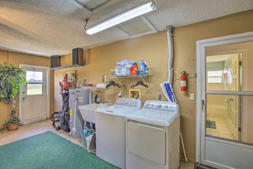 Canalfront Sebring Retreat Less Than 4 Mi To Raceway!