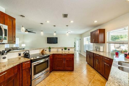 Spacious Pool Home With Putting Green, Sleeps 18!!
