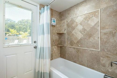 Spacious Pool Home With Putting Green, Sleeps 18!!