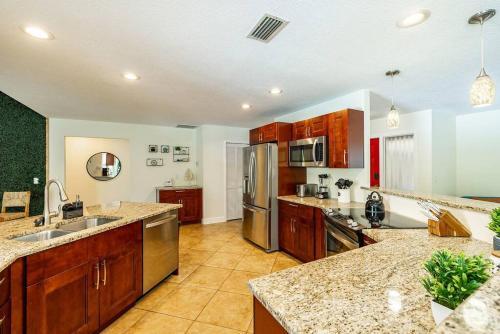 Spacious Pool Home With Putting Green, Sleeps 18!!